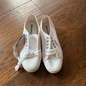 White Superga women’s size 8/39